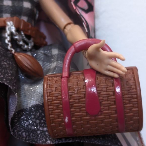 Ever After High Cerise Hood Legacy Day Doll - Picture 3 of 16
